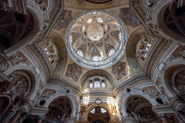 TURIN, İtalya, 11 Nisan 2023 - Torino, Piedmont, İtalya 'daki San Lorenzo Kraliyet Kilisesi' nin iç kubbesi