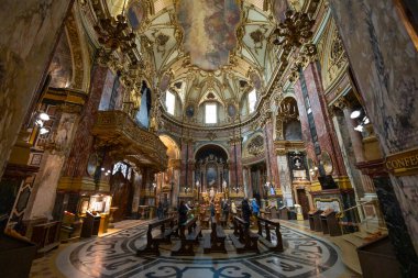 Torin, İtalya, 11 Nisan 2023 - Torino, Piedmont, İtalya 'daki The Sanctuary of Consolata' nın İçi