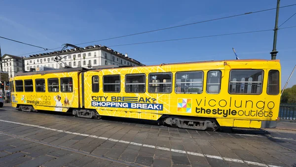 Turin Italien April 2023 Eine Gelbe Straßenbahn Durch Die Straßen — Stockfoto