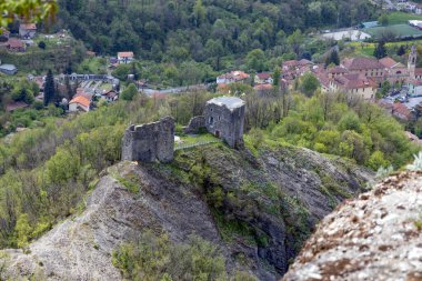 İtalya 'nın Cenova kentindeki Savignone şatosunun harabelerinin havadan görünüşü