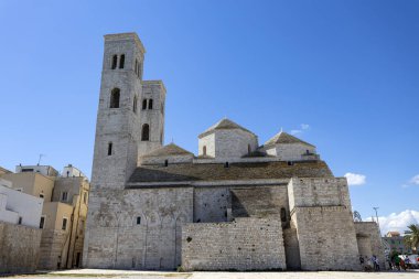 MOLFETTA, İtalya, 10 Temmuz 2022 - San Conrad Katedrali Manzarası, Bari, Puglia, İtalya