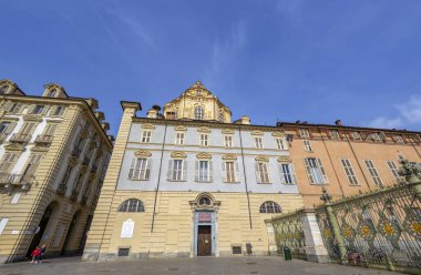 Torin, İtalya, 11 Nisan 2023 - Torino, İtalya 'daki San Lorenzo Kraliyet Kilisesi cephesi