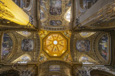 GENOA, İTALYA 28 Nisan 2023 - Cenova, İtalya 'daki Maria delle Vigne Kilisesi' nin İçi