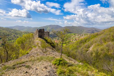 İtalya 'nın Cenova kentindeki Savignone şatosunun kalıntıları.