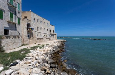 MOLFETTA, İtalya, 10 Temmuz 2022 - Molfetta 'nın tarihi merkezi, Puglia, İtalya