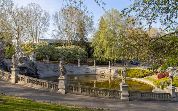 意大利图林 2023年4月11日 意大利皮埃蒙特都灵瓦伦蒂诺公园附近12个月的喷泉 — 图库照片