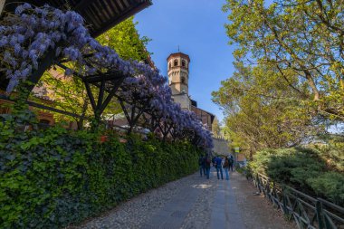 TURIN, ITALY 11 Nisan 2023 - Torino, İtalya 'da Valentino Parkı' ndaki Ortaçağ köyünün manzarası
