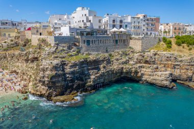 POLİGNANO A MARE, ITALY, 11 Temmuz 2022 - Polignano a Mare plajı manzarası, Bari, Puglia, İtalya