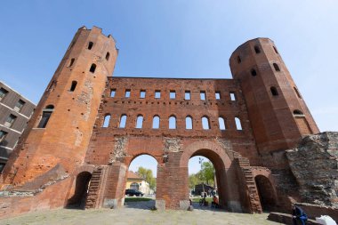 TURIN, ITALY, 11 NİSAN 2023 - Torin 'in Palatine Kapısı (Torino), İtalya