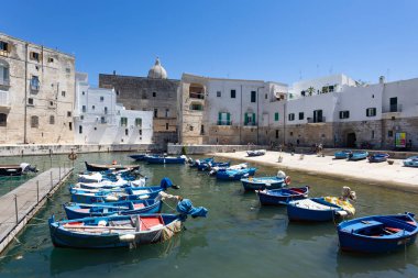 Monopoli, İtalya, 11 Temmuz 2022 - Bari ili, Puglia, İtalya Marinası manzarası