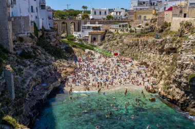 POLİGNANO A MARE, ITALY, 11 Temmuz 2022 - Polignano a Mare plajı manzarası, Bari, Puglia, İtalya