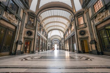 TURIN, ITALY, 11 NİSAN 2023 - Torino, İtalya 'nın merkezindeki Saint Frederick (San Federico) Galerisi