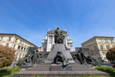 TURIN, ITALY, 11 NİSAN 2023 - Maria Ausiliatrice Meydanı 'ndaki Don Bosco Anıtı, Torino, Piedmont, İtalya