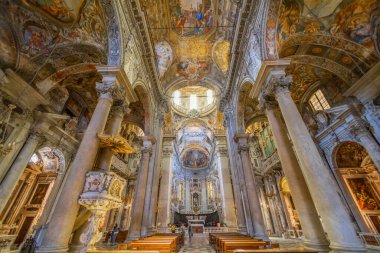 GENOA, ITALY, APRIL 28, 2023 - İtalya 'nın Cenova kentindeki San Siro Kilisesi' nin İçi