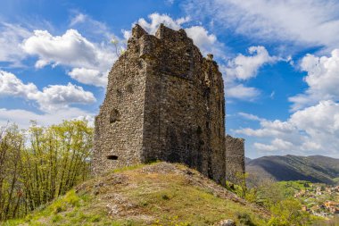 İtalya 'nın Cenova kentindeki Savignone şatosunun manzarası