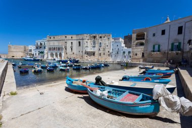 Monopoli, İtalya, 11 Temmuz 2022 - Bari ili, Puglia, İtalya Marinası manzarası