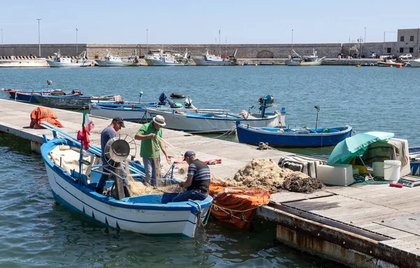 Molfetta Itália Julho 2022 Pescadores Que Preparam Suas Redes Para — Fotografia de Stock