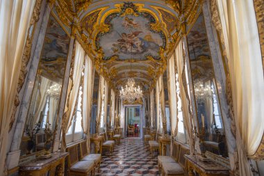 GENOA, İtalya, 28 Nisan 2023 - Spinola Sarayı, Cenova, İtalya 'daki Aynalar Salonu
