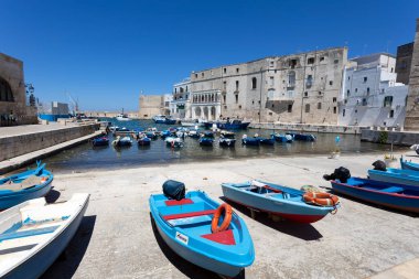 Monopoli, İtalya, 11 Temmuz 2022 - Bari ili, Puglia, İtalya Marinası manzarası