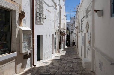OSTUNI, İtalya, 12 Temmuz 2022 - Brindisi, Puglia, İtalya 'nın Ostuni kasabasının manzarası