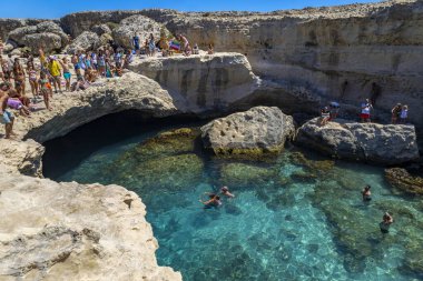 MELENDUGNO, İtalya, 13 Temmuz 2022 - Salento, Puglia, İtalya 'nın küçük bir köyü olan Melendugno' daki şiir mağarası