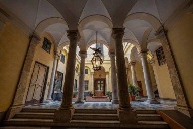 GENOA, ITALY, 23 MAYIS 2023 - İtalya 'nın Cenova kentinin tarihi merkezinde bulunan Garibaldi Caddesi' ndeki 