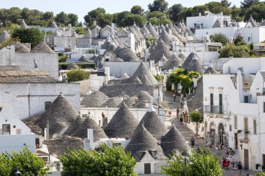 ALBEROBELLO, ITALY, 11 Temmuz 2022 - Bari, Puglia, İtalya 'daki Alberobello köyünün manzarası