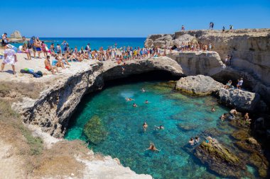 MELENDUGNO, İtalya, 13 Temmuz 2022 - Salento, Puglia, İtalya 'nın küçük bir köyü olan Melendugno' daki şiir mağarası