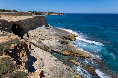MELENDUGNO, İtalya, 13 Temmuz 2022 - Melendugno 'daki Sant' Andrea kayalıkları, Salento bölgesi, Lecce, Puglia, İtalya