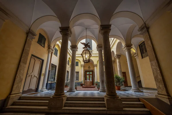 ジェノヴァ イタリア 2023年5月23日 イタリアのジェノヴァの歴史的中心部にある ユネスコの遺産ガリバルディ通りの ストラーダ ヌオーヴァ ローリ 宮殿の一つの植民地 — ストック写真