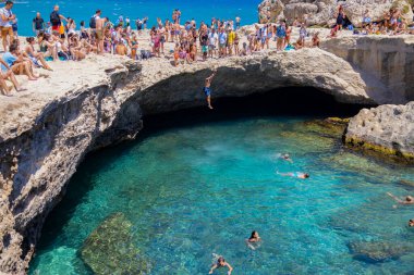 MELENDUGNO, İtalya, 13 Temmuz 2022 - Salento, Puglia, İtalya 'nın küçük bir köyü olan Melendugno' daki şiir mağarası