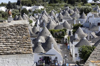ALBEROBELLO, ITALY, 11 Temmuz 2022 - Bari, Puglia, İtalya 'daki Alberobello köyünün manzarası