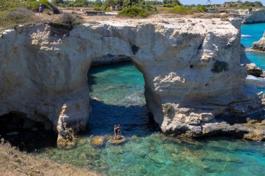 MELENDUGNO, İtalya, 13 Temmuz 2022 - Melendugno 'daki Sant' Andrea 'nın tepeleri ve yığınları, Salento bölgesi, Lecce, Puglia, İtalya