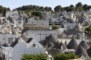 ALBEROBELLO, ITALY, 11 Temmuz 2022 - Bari, Puglia, İtalya 'daki Alberobello köyünün manzarası