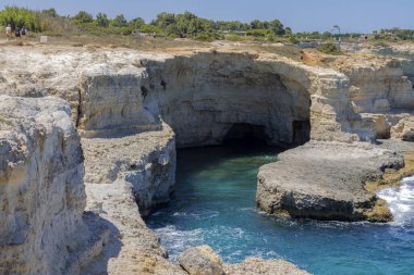 MELENDUGNO, İtalya, 13 Temmuz 2022 - Melendugno 'daki Sant' Andrea 'nın tepeleri ve yığınları, Salento bölgesi, Lecce, Puglia, İtalya