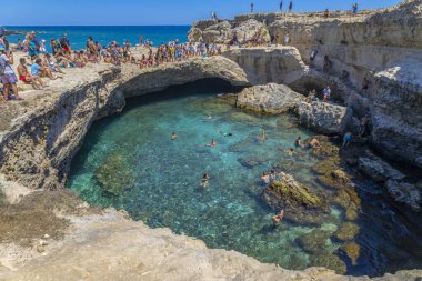 MELENDUGNO, İtalya, 13 Temmuz 2022 - Salento, Puglia, İtalya 'nın küçük bir köyü olan Melendugno' daki şiir mağarası
