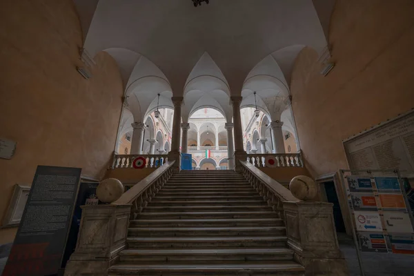 ジェノヴァ イタリア 2023年5月23日 イタリア ジェノヴァの歴史的中心部にあるトルコ宮殿の入口階段 — ストック写真