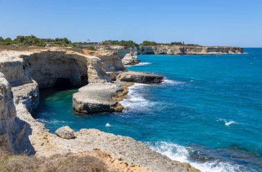 Melendugno 'daki Sant' Andrea 'nın tepeleri ve yığınları, Salento bölgesi, Lecce ili, Puglia, İtalya