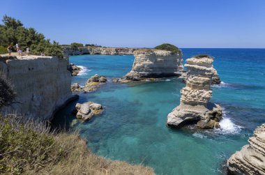 MELENDUGNO, İtalya, 13 Temmuz 2022 - Melendugno 'daki Sant' Andrea 'nın tepeleri ve yığınları, Salento bölgesi, Lecce, Puglia, İtalya