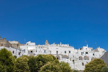 İtalya 'nın Puglia eyaletinin Brindisi iline bağlı Ostuni kasabasının manzarası