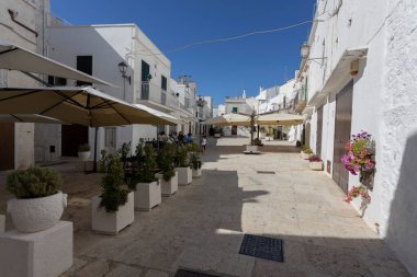 CISTERNINO, ITALY, 12 Temmuz 2022 - Brindisi, Puglia, İtalya 'nın küçük bir köyü olan Cisternino' nun manzarası