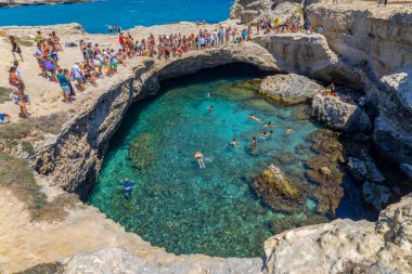 MELENDUGNO, İtalya, 13 Temmuz 2022 - Roca Vecchia 'daki Roca Vecchia Mağarası, Puglia, İtalya