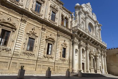 LECCE, ITALY, 12 Temmuz 2022 - Tarihsel Lecce, Puglia, İtalya 'da Kutsal Haç Bazilikası' nın (Santa Croce) manzarası
