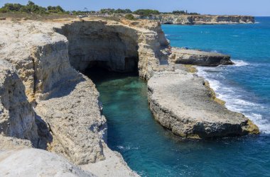 Melendugno 'daki Sant' Andrea 'nın tepeleri ve yığınları, Salento bölgesi, Lecce ili, Puglia, İtalya