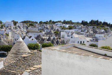 Alberobello 'nun panoramik manzarası, Bari ili, Puglia, İtalya