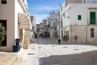 CISTERNINO, ITALY, JULY, 12, 2023 - Cisternino köyünün manzarası, Brindisi, Puglia, İtalya