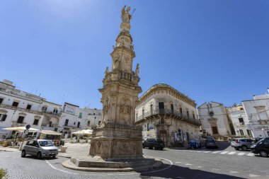 OSTUNI, ITALY, JUKY 12, 2022 - İtalya 'nın Brindisi, Puglia ilinin orta kasabasındaki Sant' Oronzo Sütununun Manzarası