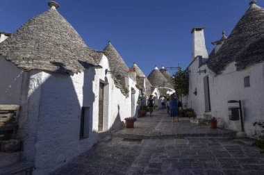 ALBEROBELLO, ITALY, 11 Temmuz 2022 - Alberobello Trulli, Bari, Puglia, İtalya 'daki tipik kireçtaşı evler