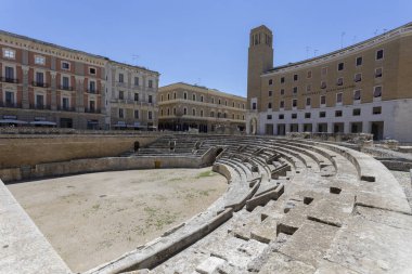 LECCE, ITALY, 12 HAZİRAN 2022 - İtalya 'nın merkezindeki Lecce kentindeki Roma amfitiyatrosu