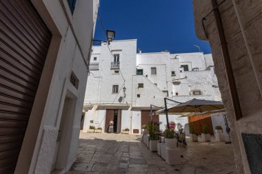 CISTERNINO, ITALY, JULY, 12, 2023 - Cisternino köyünün manzarası, Brindisi, Puglia, İtalya
